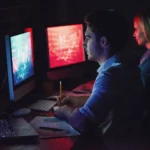 It support model | showing difference between managed and break/fix IT by using two computer screens, red and blue